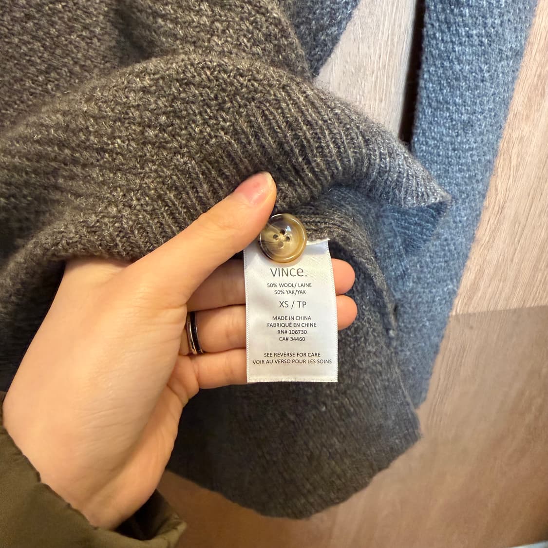 빈스 라운드넥 긴팔 니트 사이드 버튼업 디테일 레귤러핏 브라운 상품이미지7