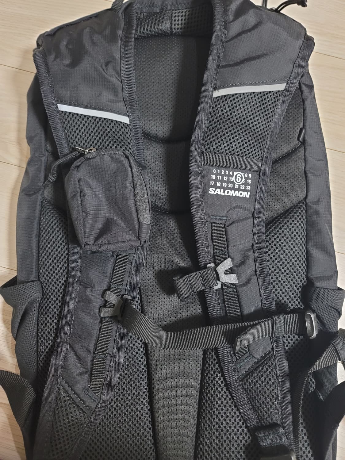 살로몬 x MM6 메종 마르지엘라 데이팩 20 블랙 상품이미지4