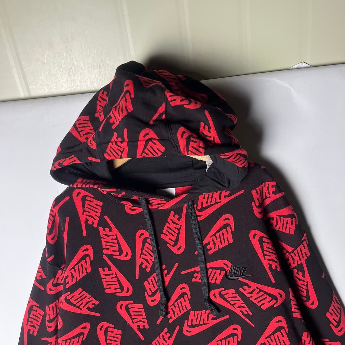 [Nike] 나이키 레드 로고패턴 블랙 후드  상품이미지3