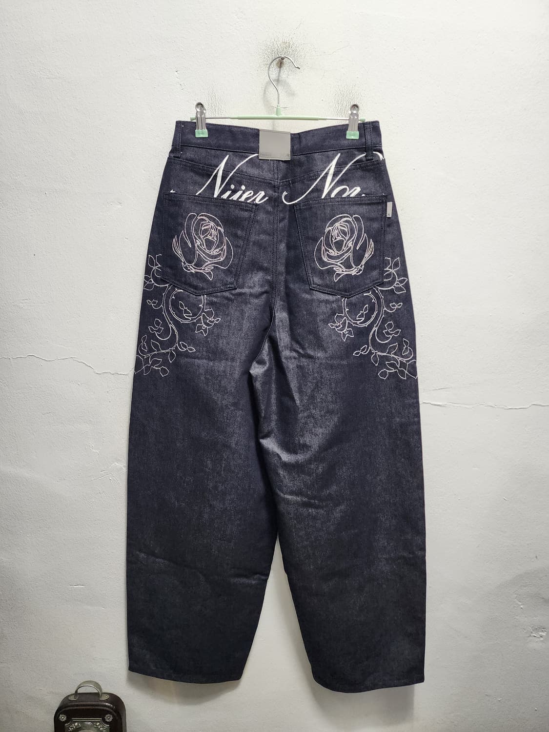 (새상품) Niier Noir 니어노어 로즈자수 인디고 벌룬핏 데님 상품이미지1