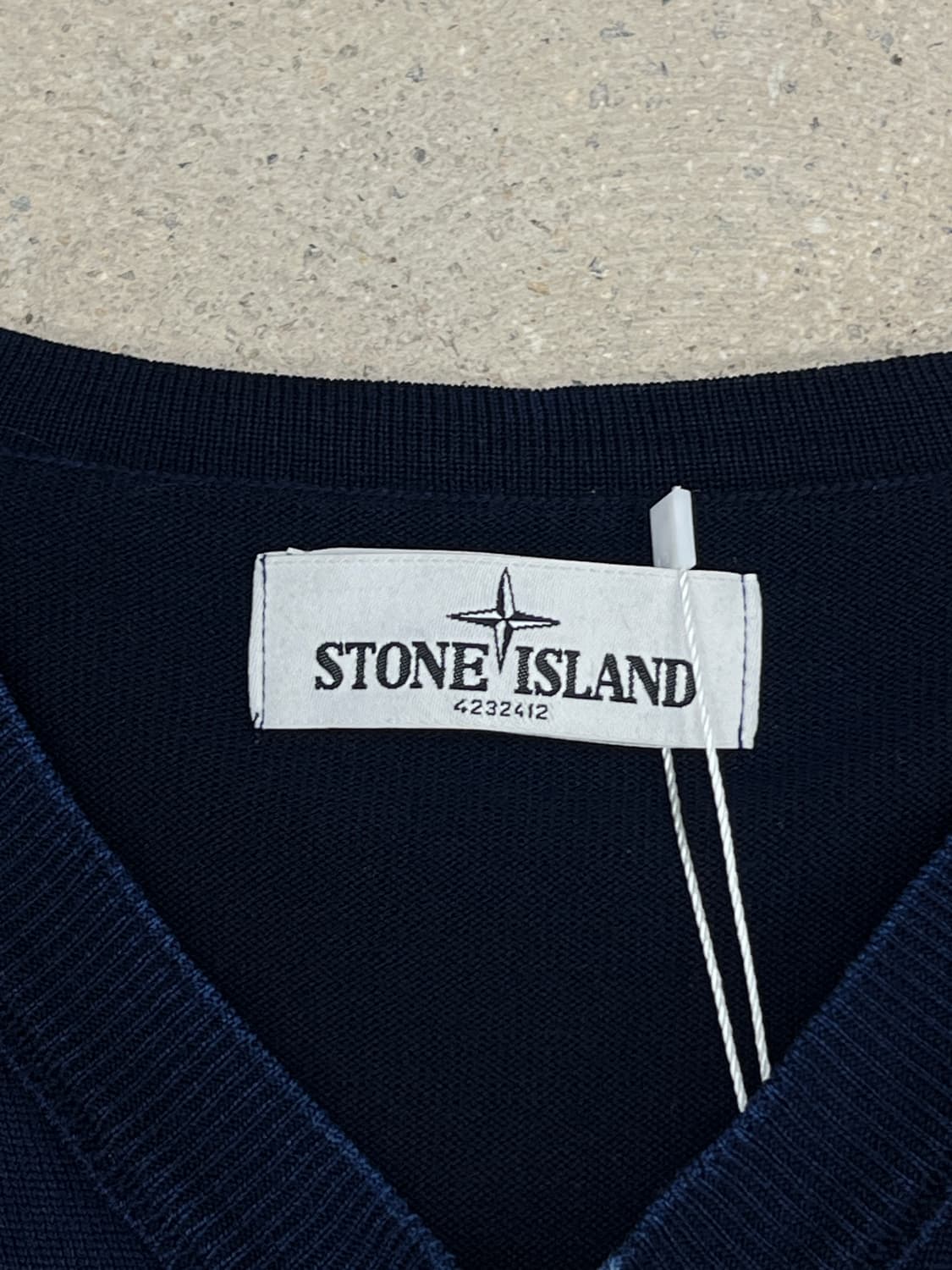 스톤아일랜드 와펜 네이비 워싱 울 V넥 니트 상품이미지6