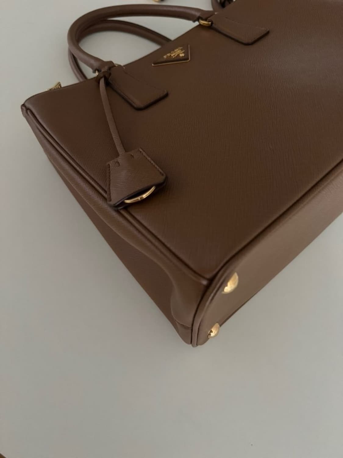 프라다 갤러리아 미디움 사피아노 브라운 상품이미지3