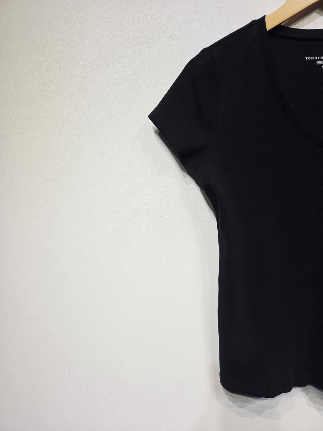 타미힐피거 여성 브이넥 반팔 티셔츠 블랙 상품이미지4