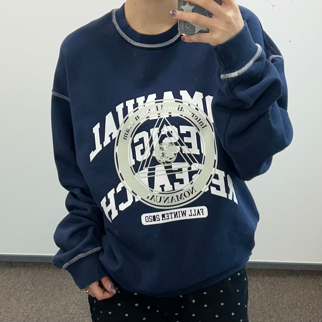 NOMAUAL 노메뉴얼 A.GPH 네이비 맨투맨 상품이미지2