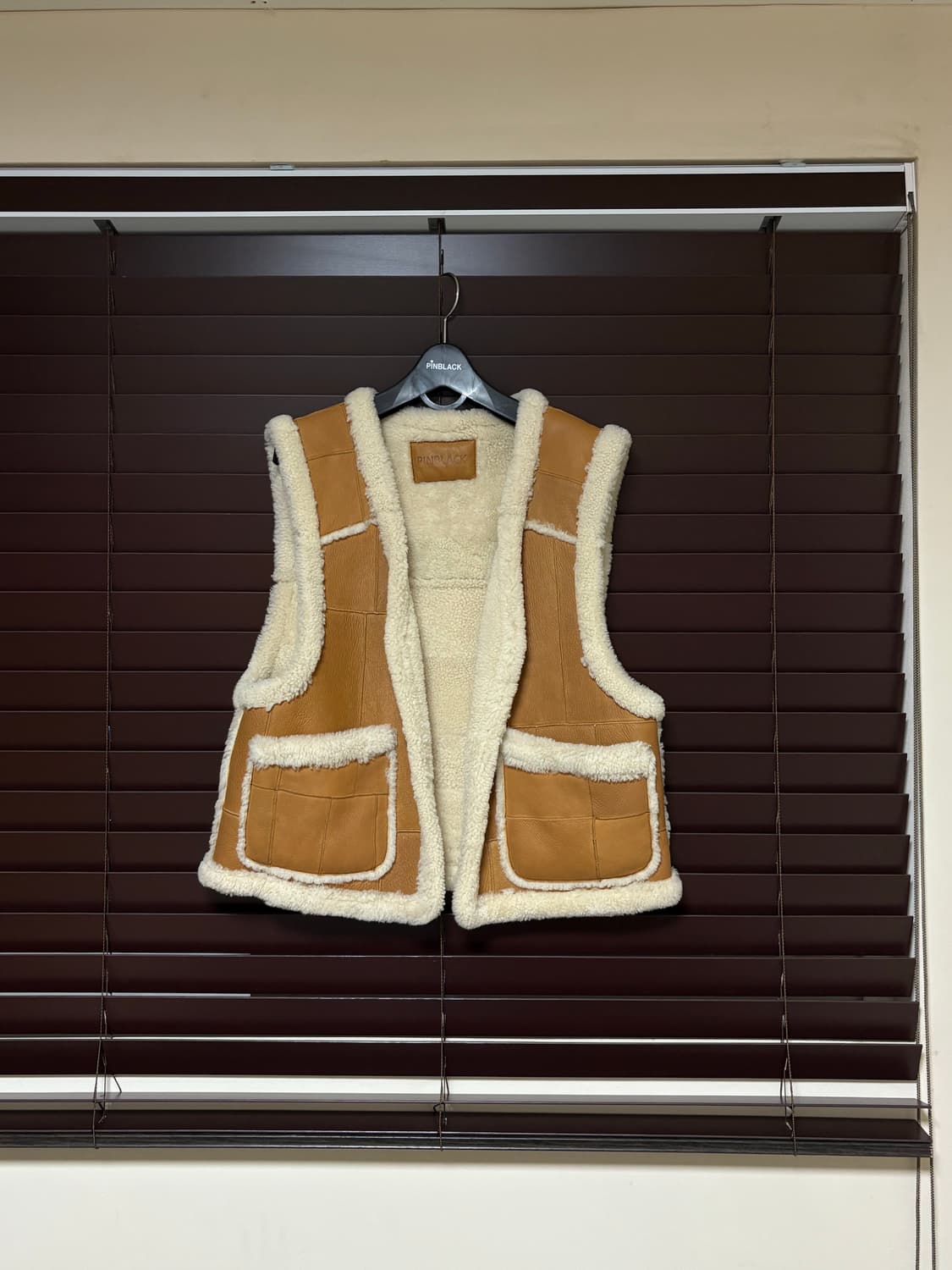 핀블랙 업사이클링 패치워크 리얼 무스탕 베스트 상품이미지3