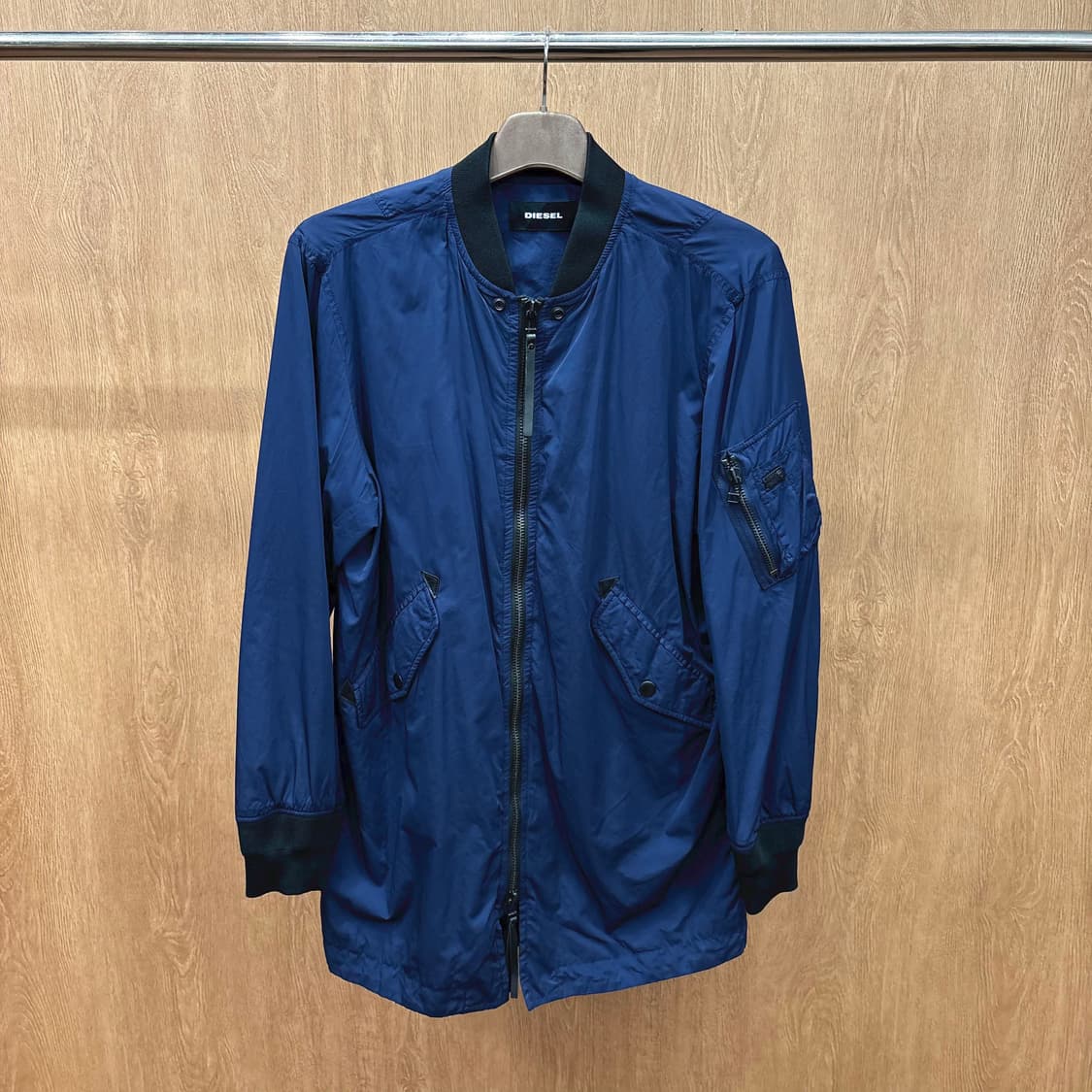 디젤 나일론 유틸리티 봄버 자켓 투웨이 지퍼 소매 포켓 디테일 네이비 상품이미지2