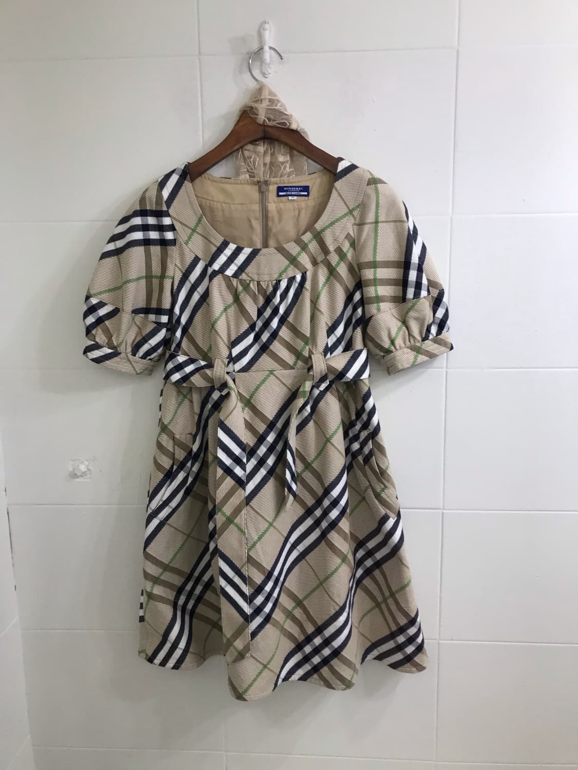 버버리 베이지 체크 퍼프 하치깔 미디 원피스, 스카프 상품이미지3