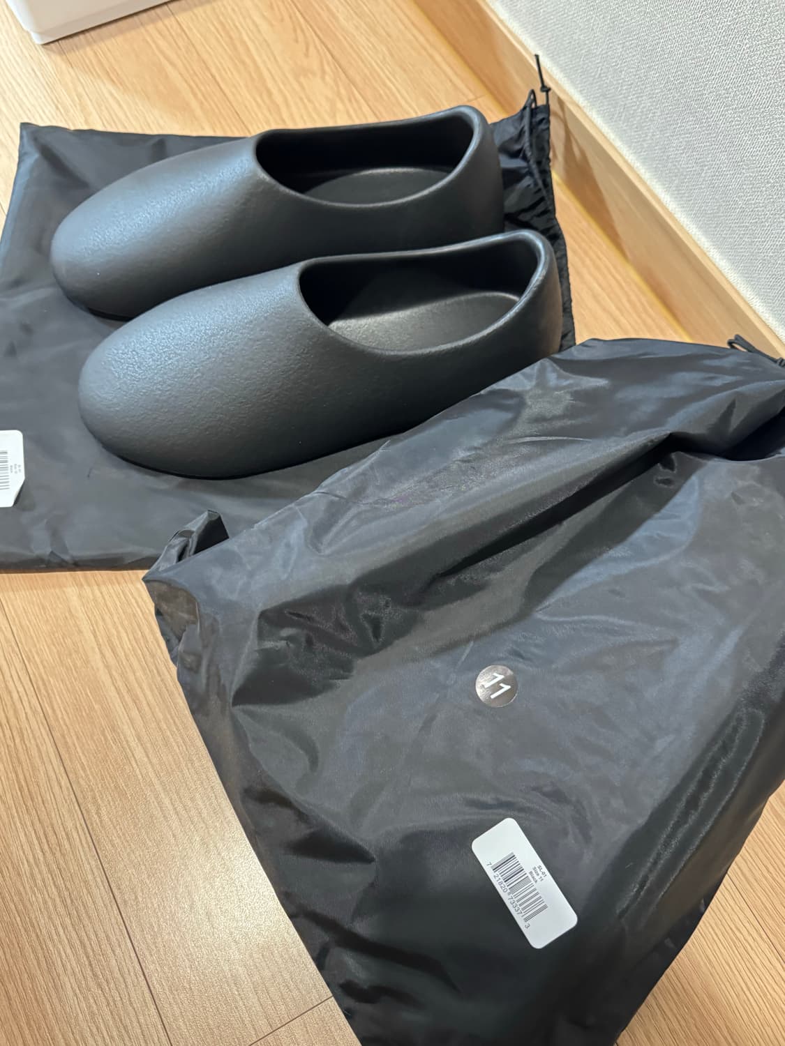 YEEZY SL-01 Size 11 Black 상품이미지1