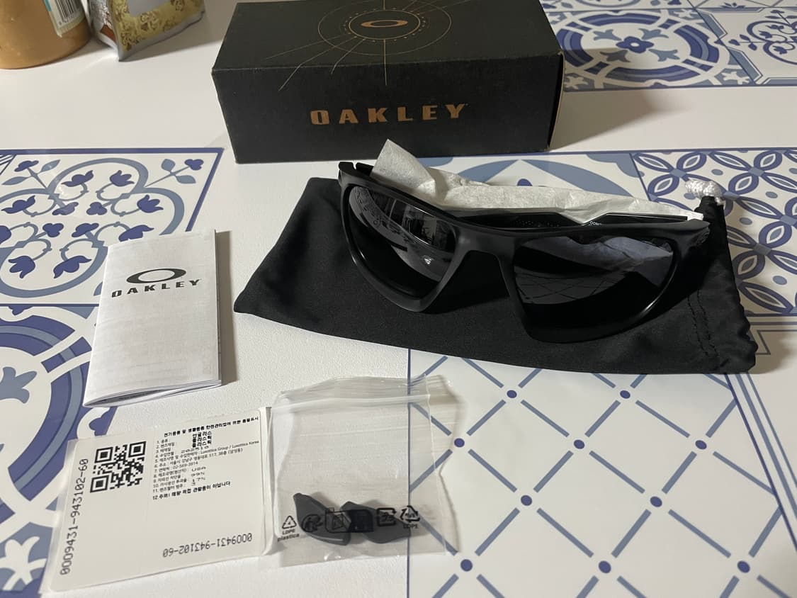 오클리 라테라리스 선글라스 블랙 색상입니다 상품이미지1