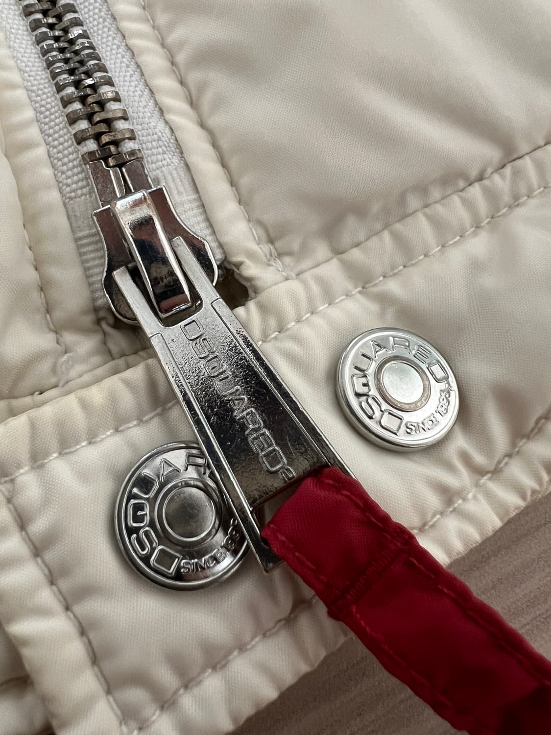 디스퀘어드 패딩 베스트 / 화이트×네이비 배색 / 겨울 레이어드 추천 상품이미지4