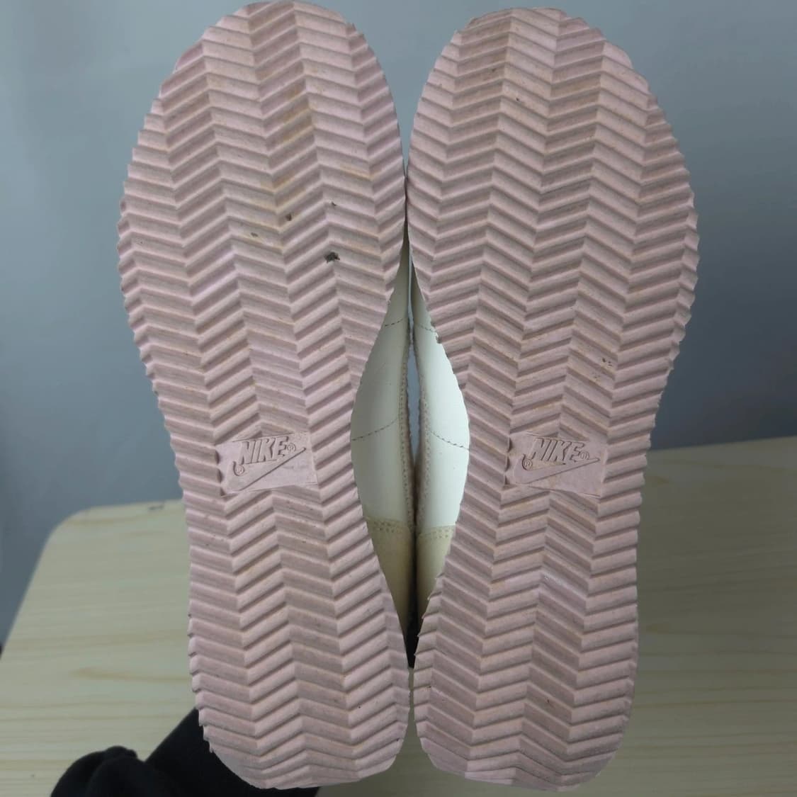 235 나이키 해외직구 칼리지 그레이 핑크 폼 코르테즈 스니커즈 상품이미지5