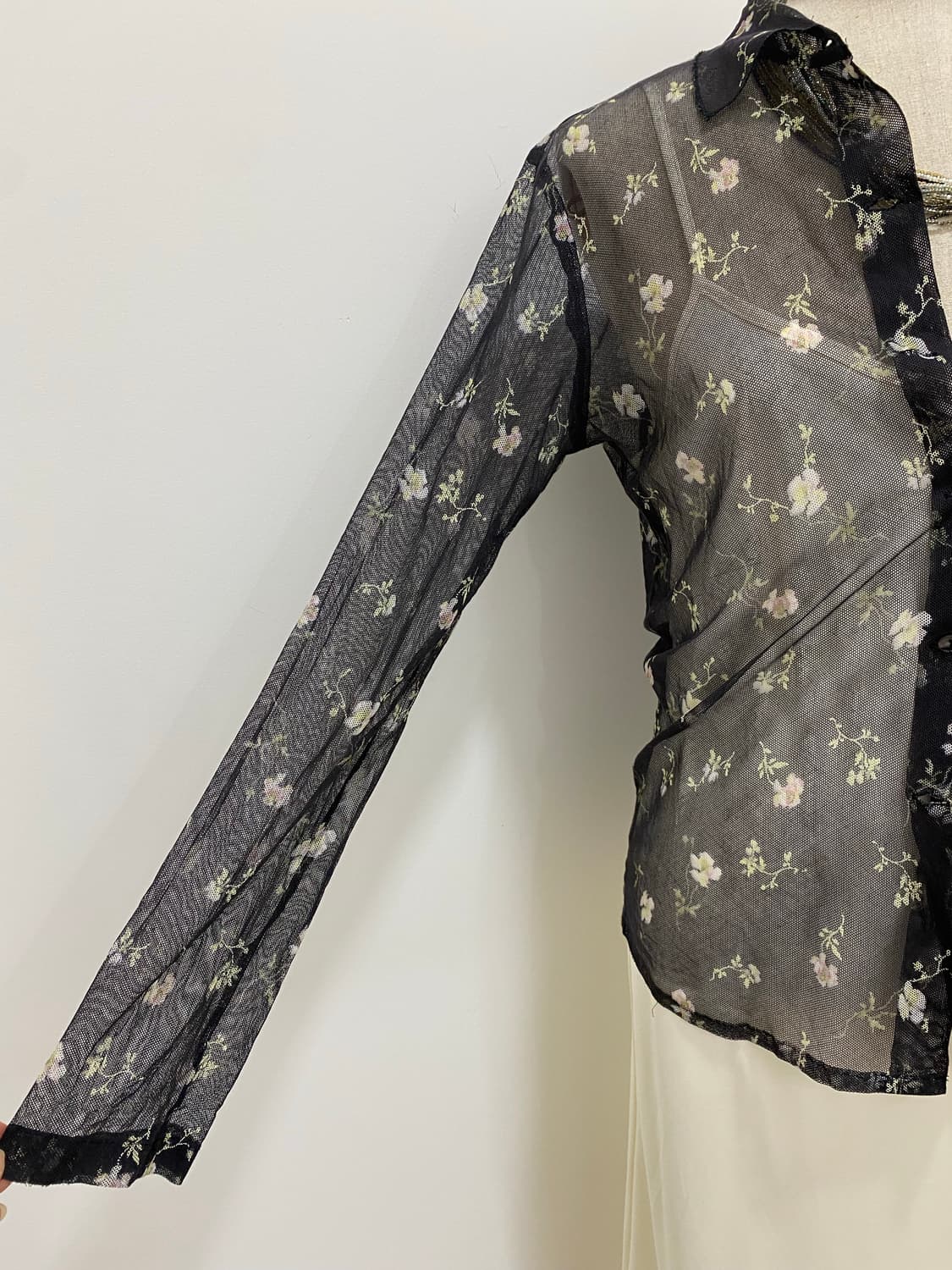 Agnes.b 블랙 플라워 시스루 셔츠 상품이미지3