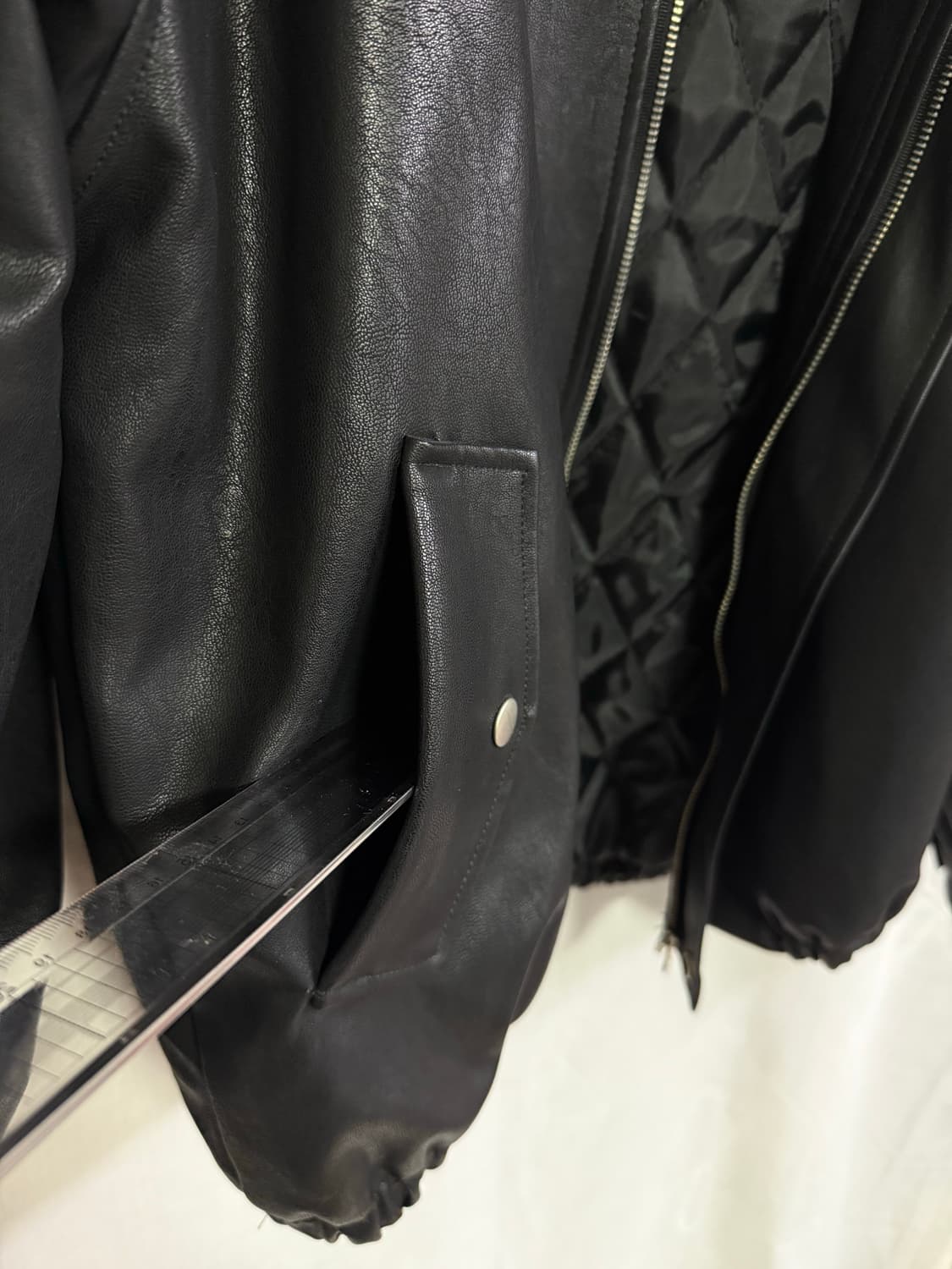 블랙업 페이크 레더 자켓 상품이미지3