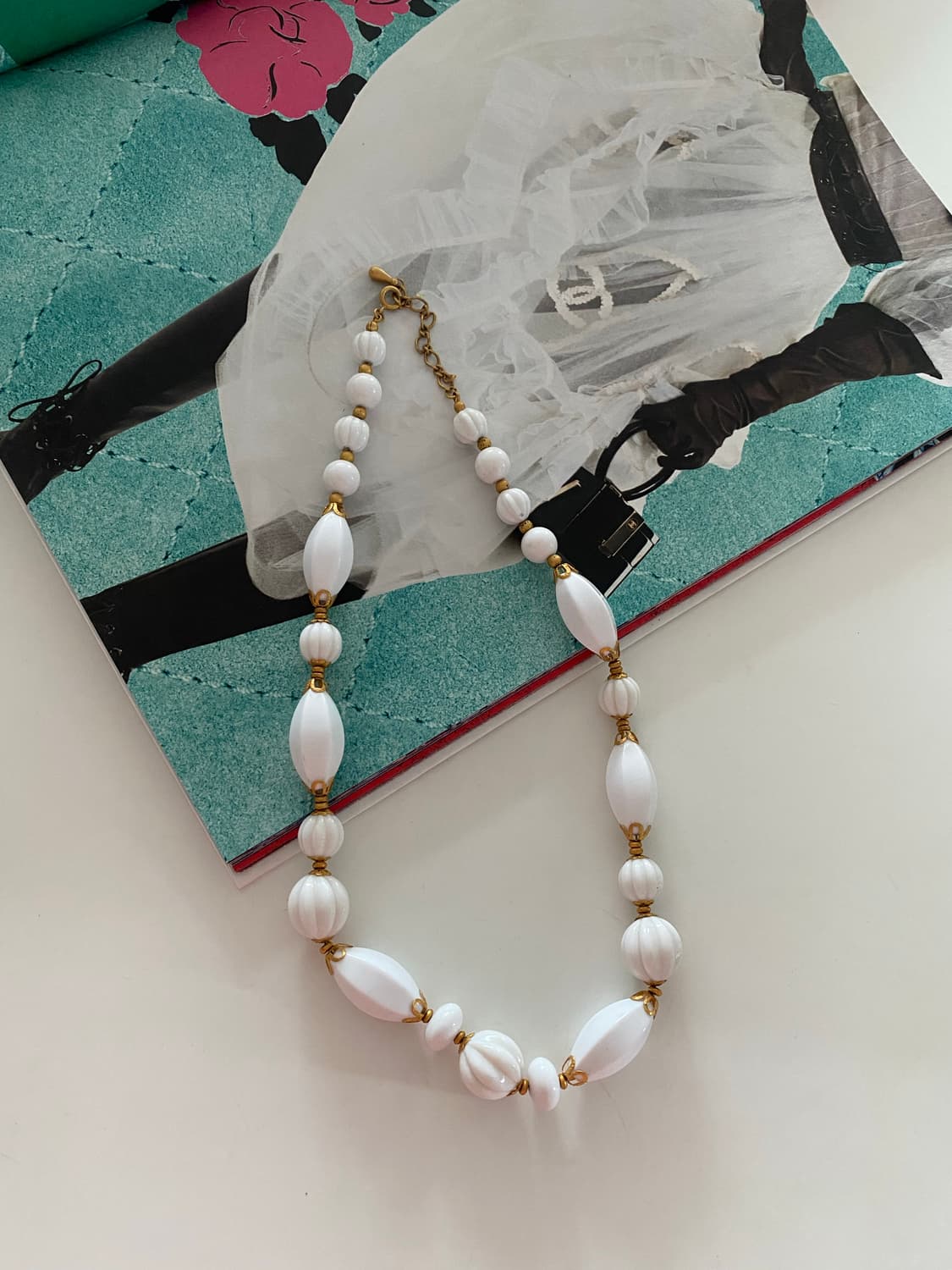 빈티지 화이트 비즈 골드장식 목걸이 상품이미지5