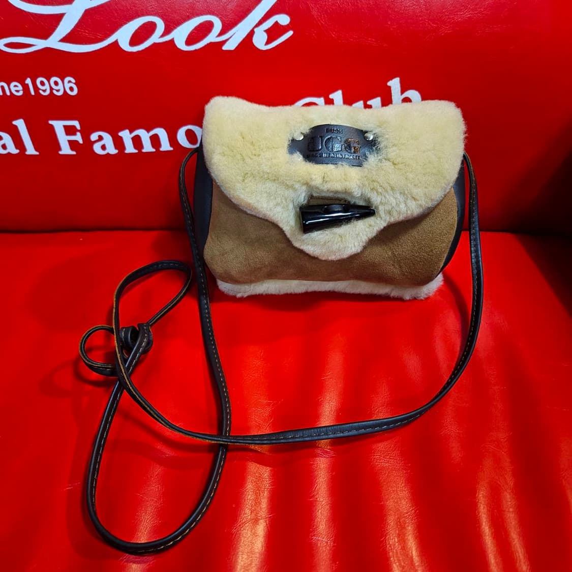 어그(UGG) 미디엄 플랩 오버 양가죽 미니백 상품이미지1