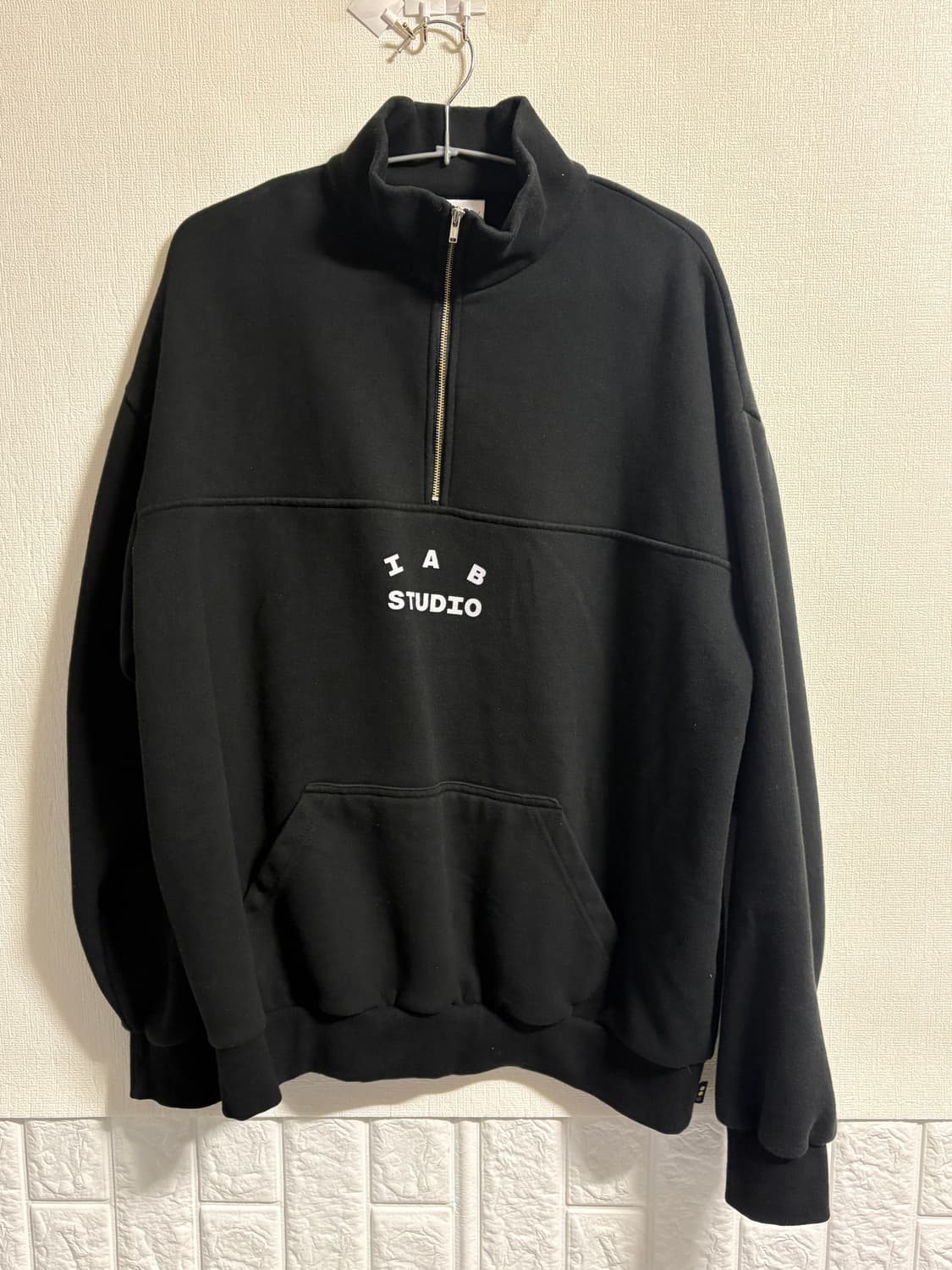 아이앱 스튜디오 하프 집업 블랙 화이트 상품이미지2