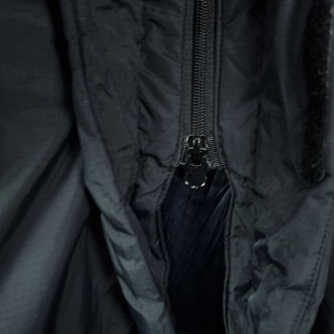 [노스페이스] 로고 자수 구스다운 후드 롱패딩 블랙 M18003 상품이미지7