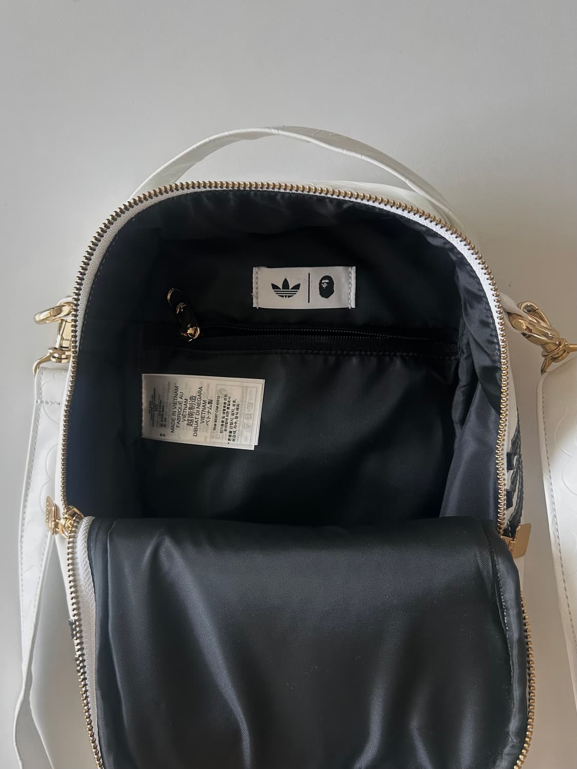 베이프 X 아디다스 숄더백 상품이미지5