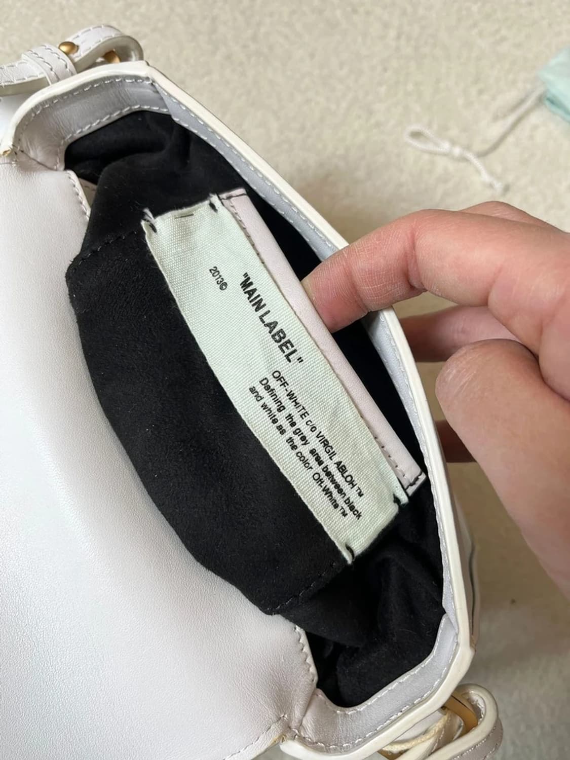 오프화이트 바인더 클립 화이트 가죽 숄더백 A1870 상품이미지10