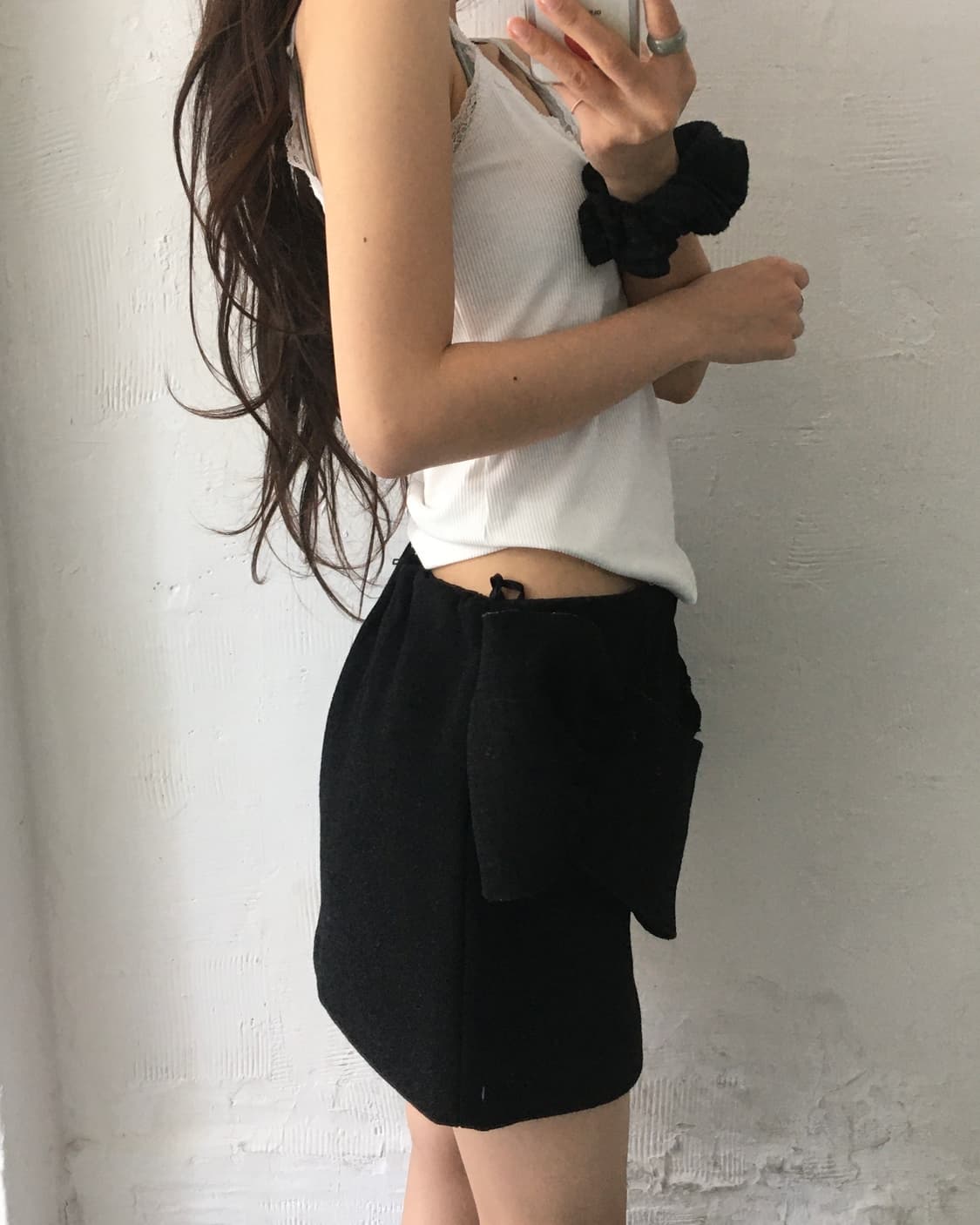 Miu Miu 미우미우 블랙 컬러 리본 로우라이즈 미니 스커트 상품이미지3