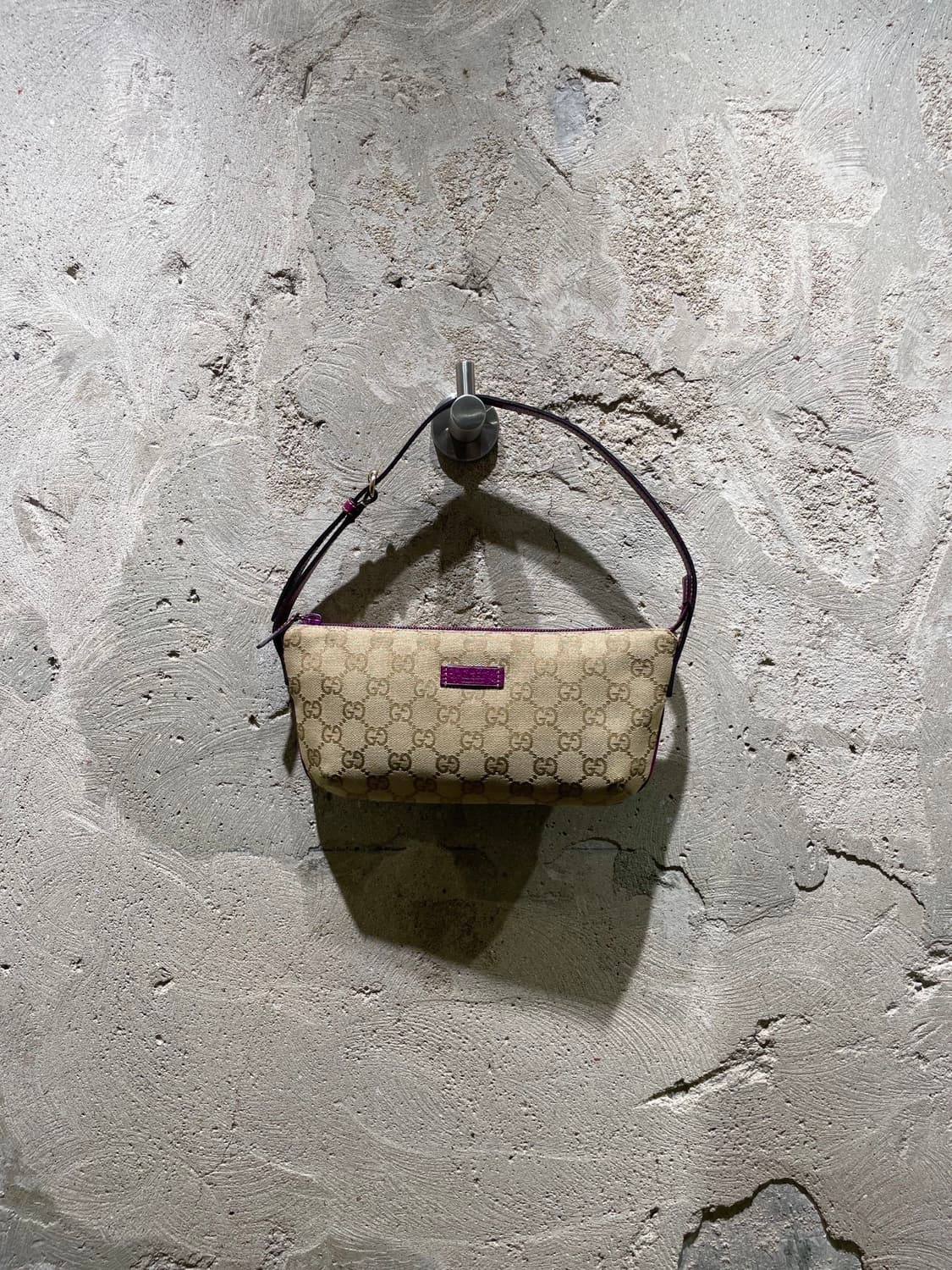 구찌 베이지 GG 모노그램 미니 핸드백 상품이미지1