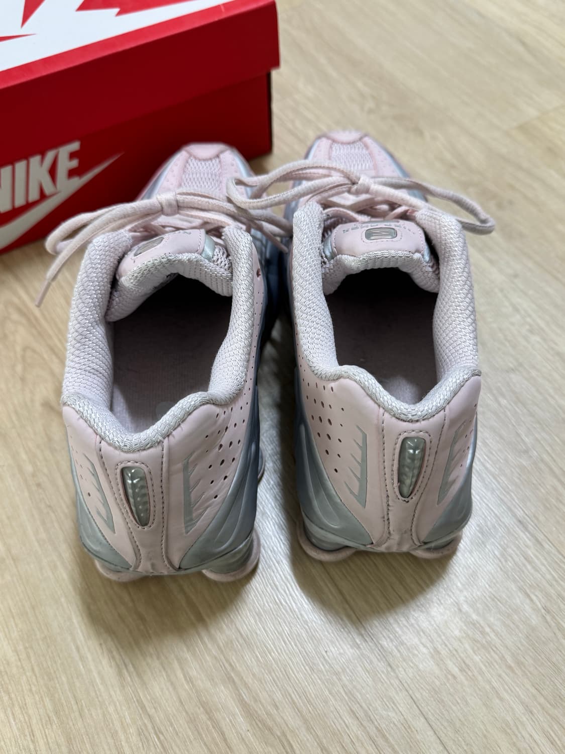 나이키 샥스 R4 베얼리 로즈 250 상품이미지5