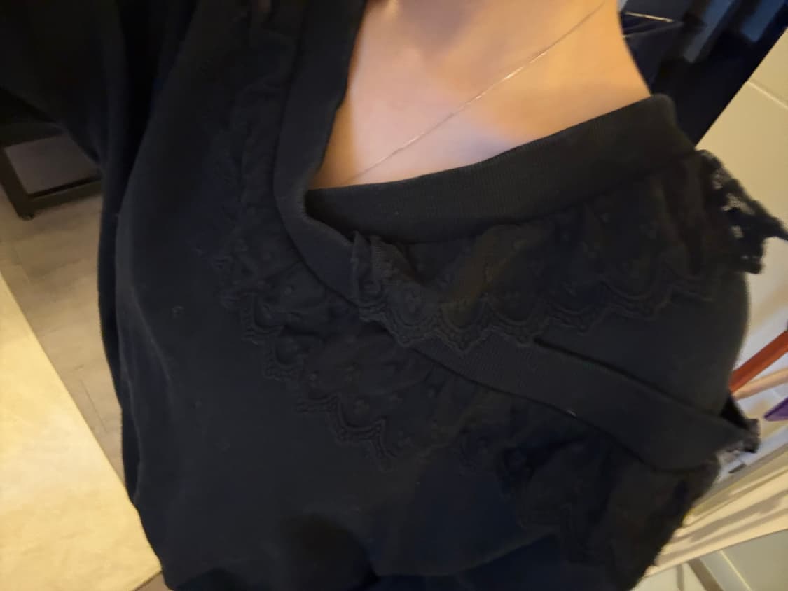 러플 브이넥 맨투맨 상품이미지2