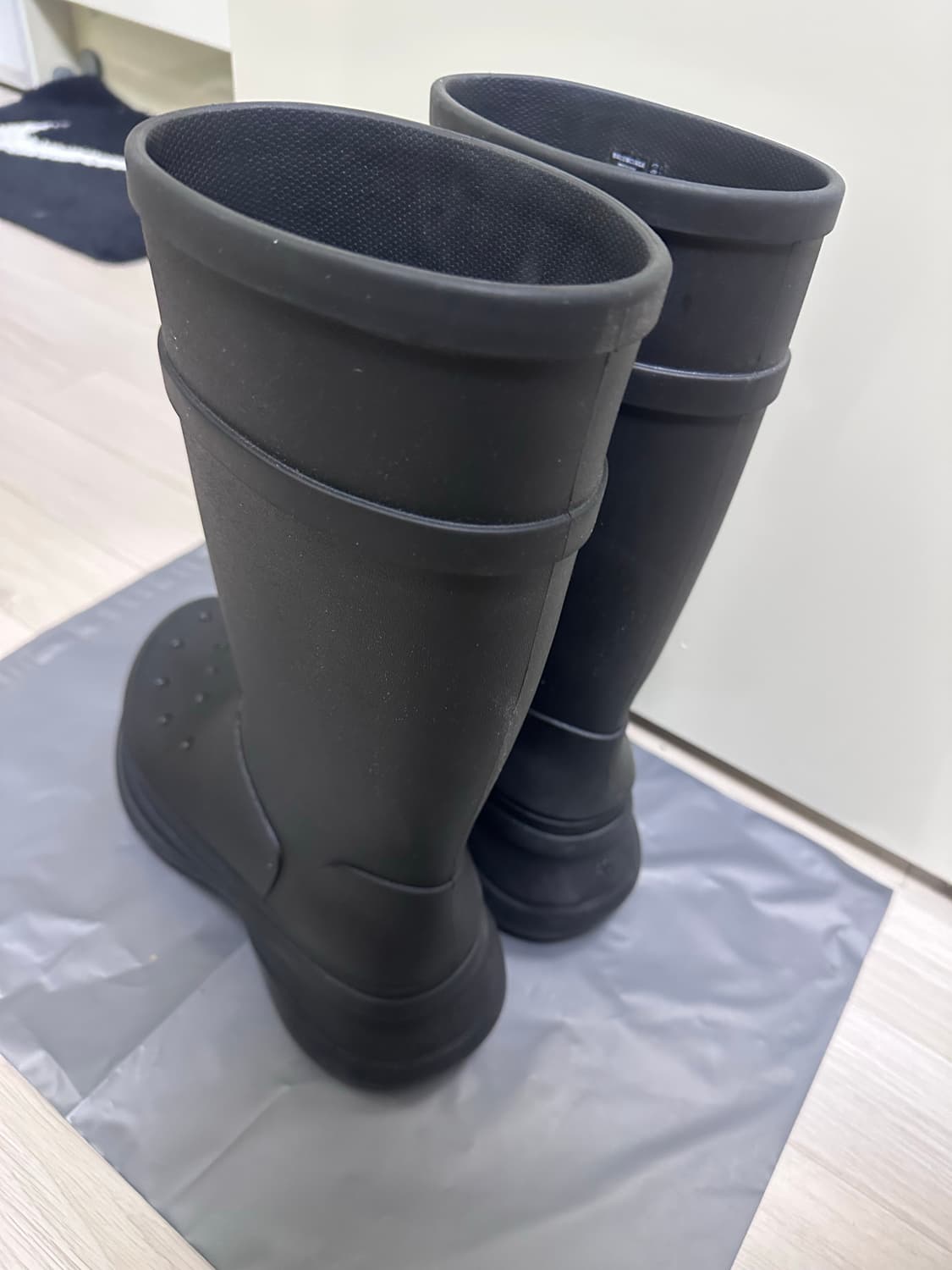 발렌시아가 x 크록스 러버 부츠 블랙 상품이미지3