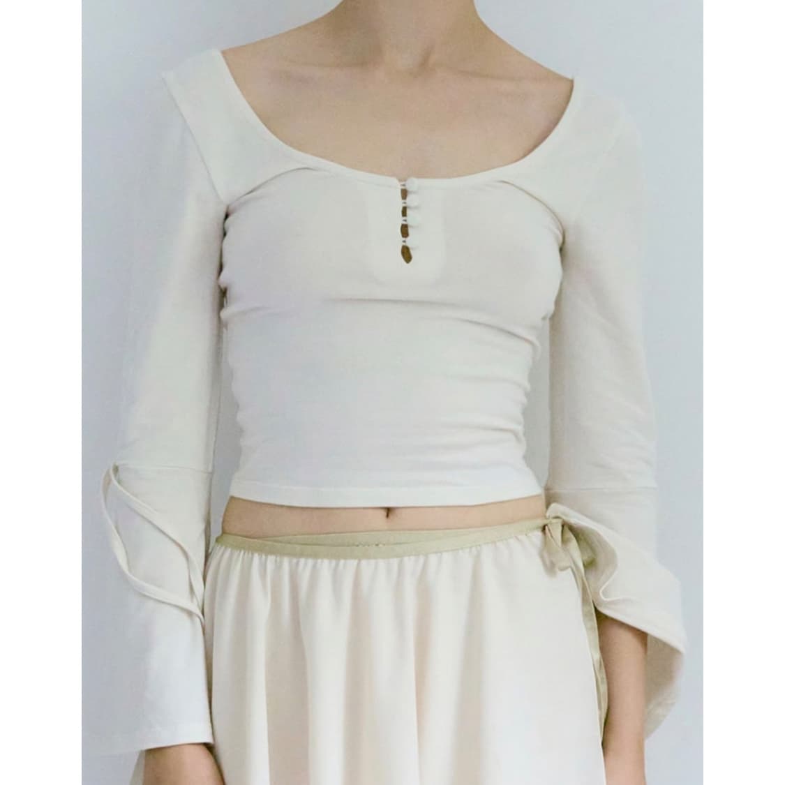 유영샵 스완 버튼 탑 아이보리 티셔츠 상품이미지1