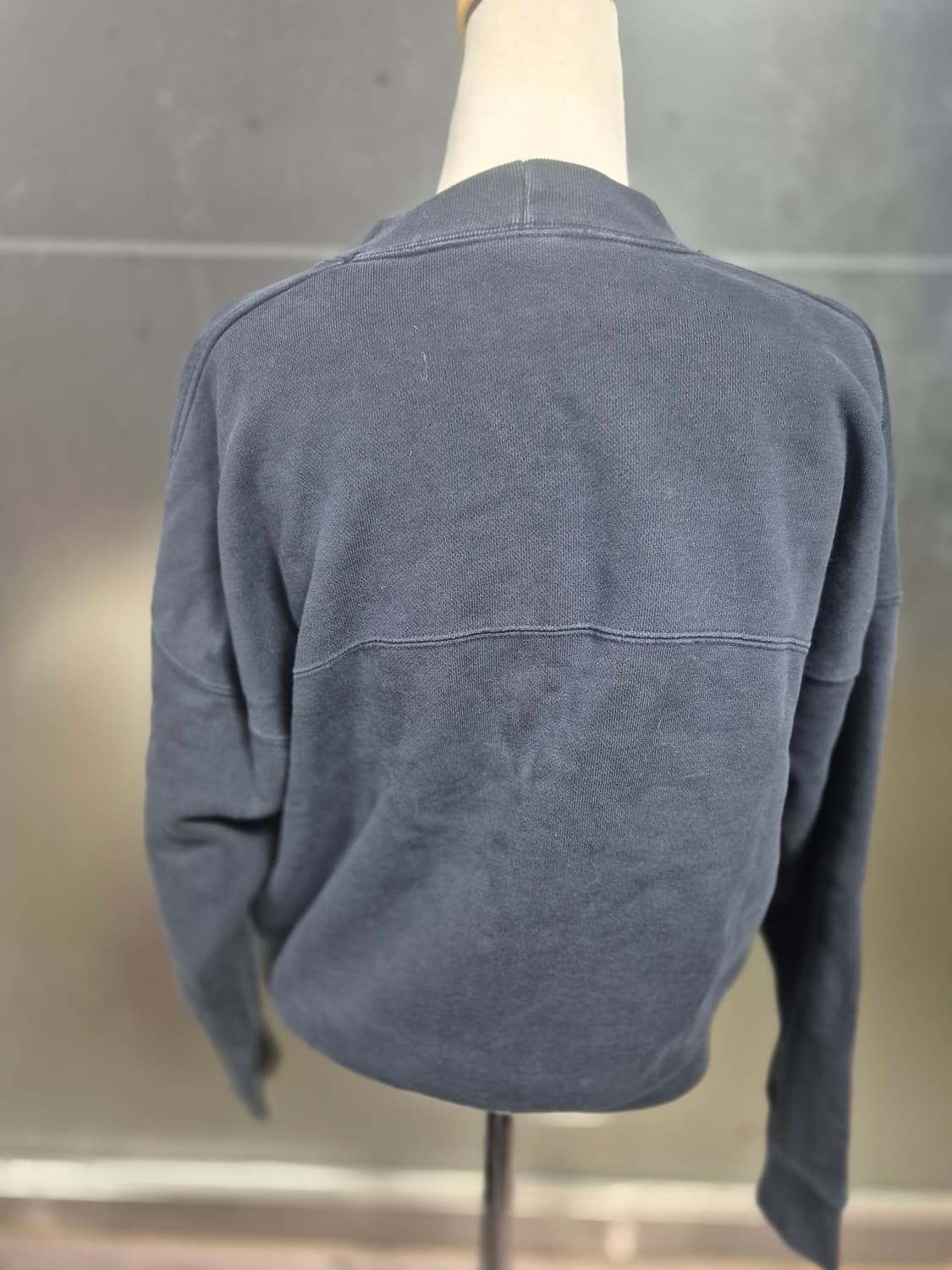 블랙톤 맨투맨 티셔츠 상품이미지3