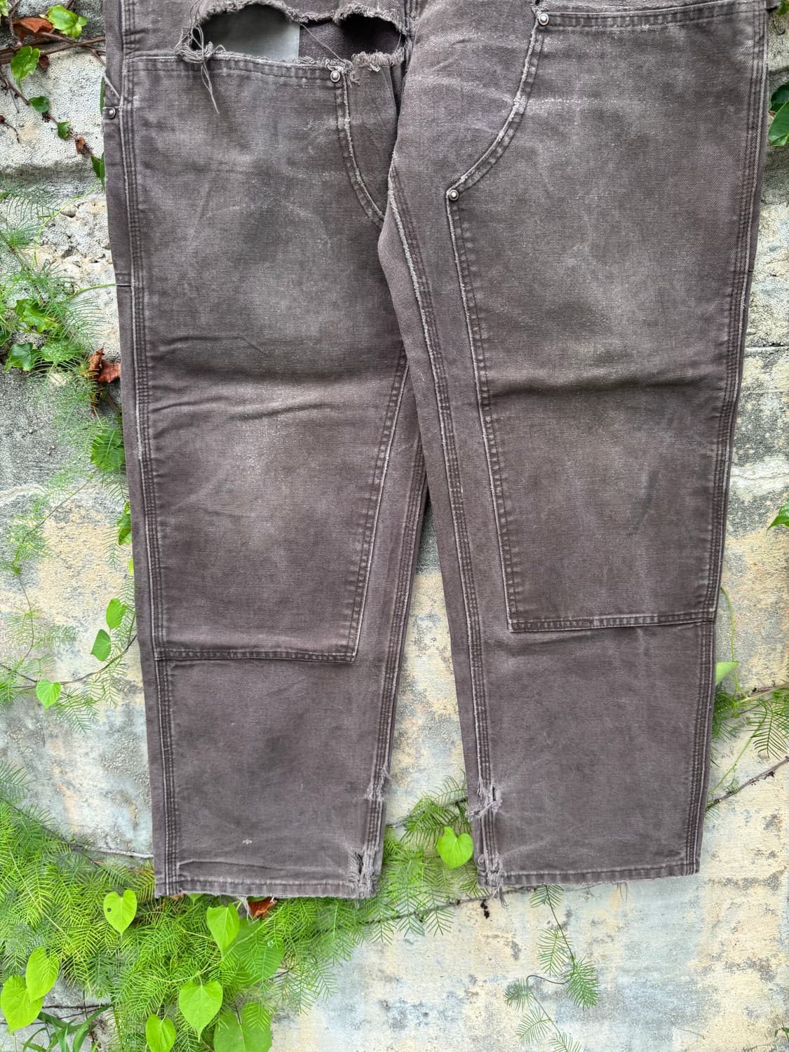 칼하트 b136 distressed 다크브라운 하드페이딩 더블니 팬츠 상품이미지5