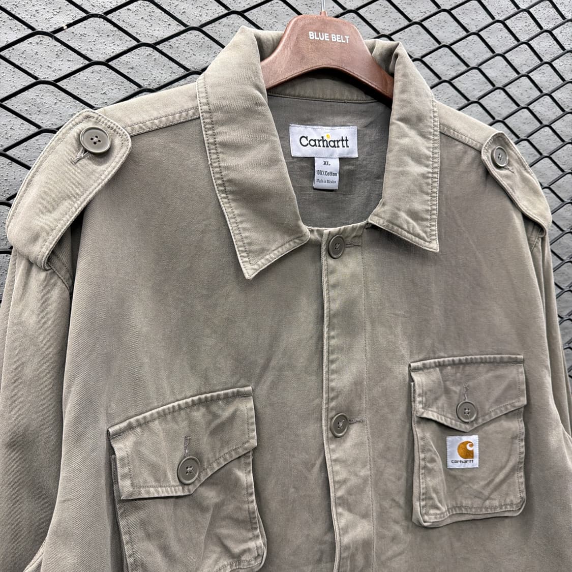 칼하트 밀리터리 라이트 워크자켓 어깨견장 플랩포켓 디테일 상품이미지4