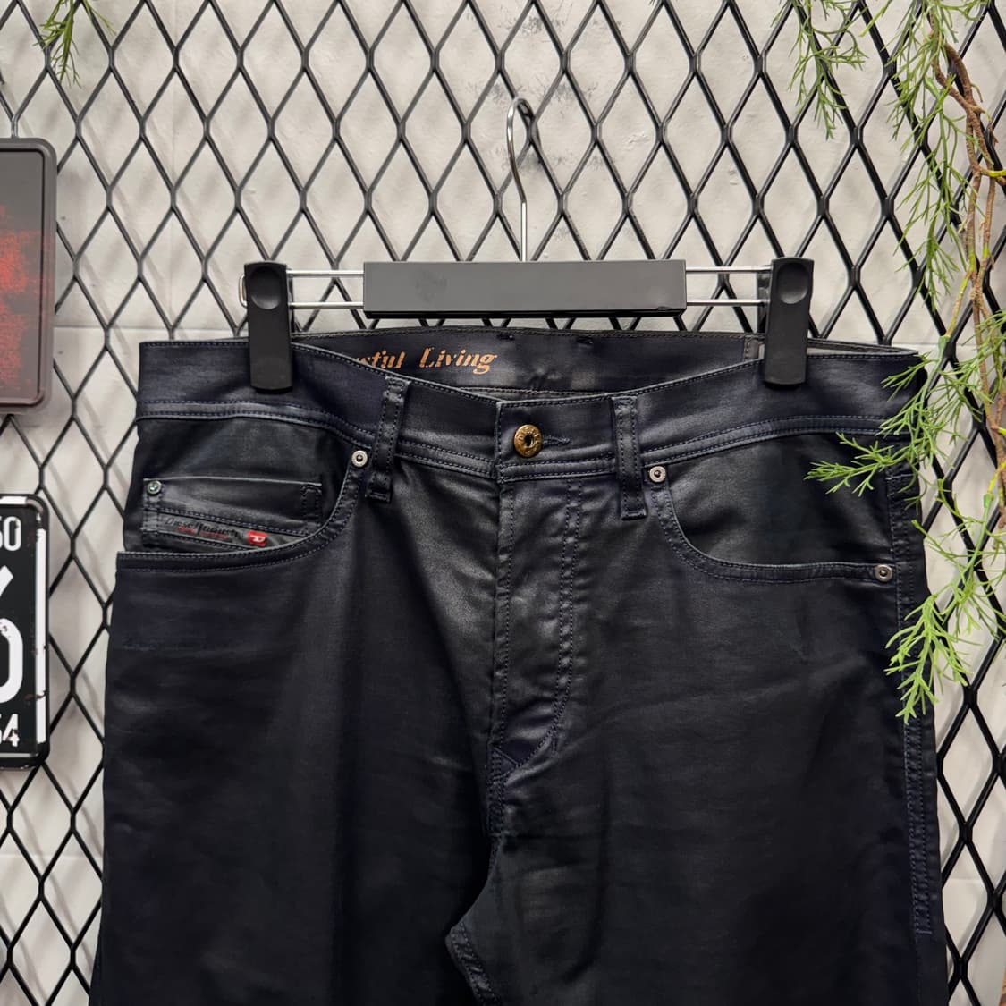 디젤 인더스트리 데님 코팅진 팬츠 후면 로고 포인트 네이비 상품이미지3