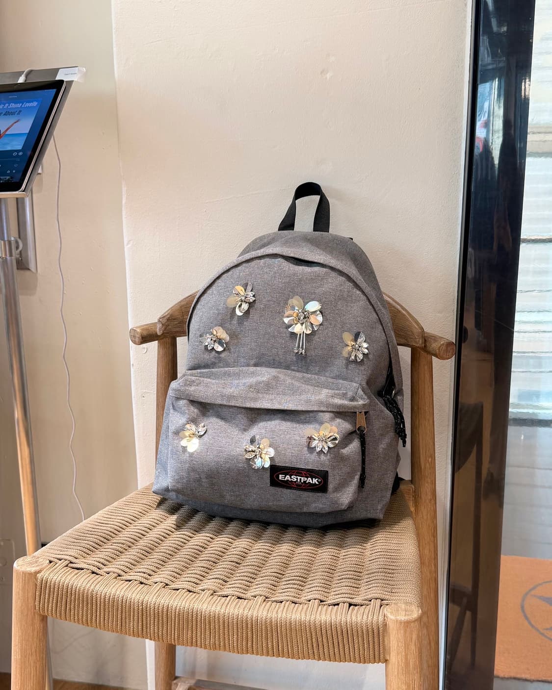 이스트팩 x 체스티 그레이 플라워패치 백팩  상품이미지1