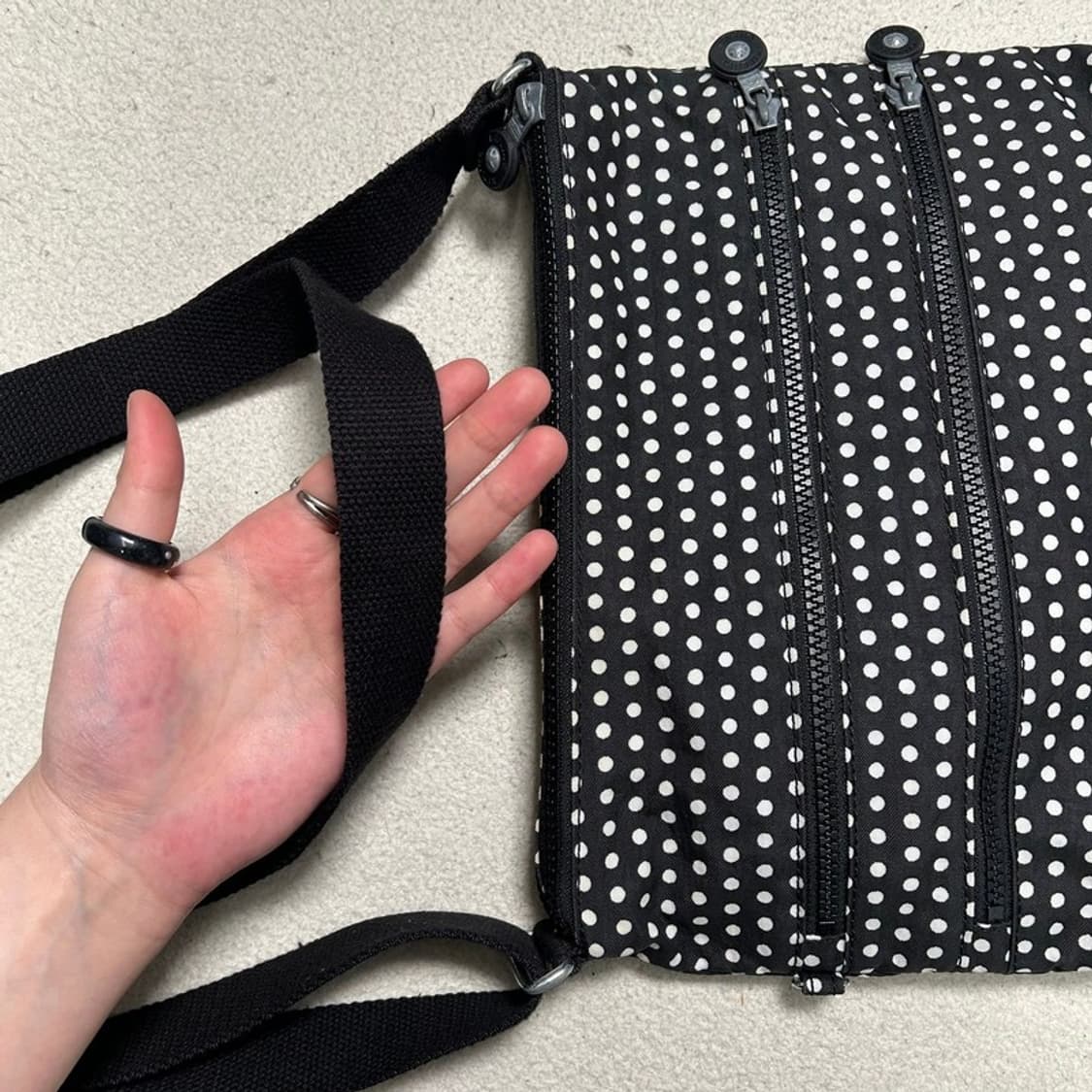 키플링 알바 도트 크로스백 블랙 상품이미지5