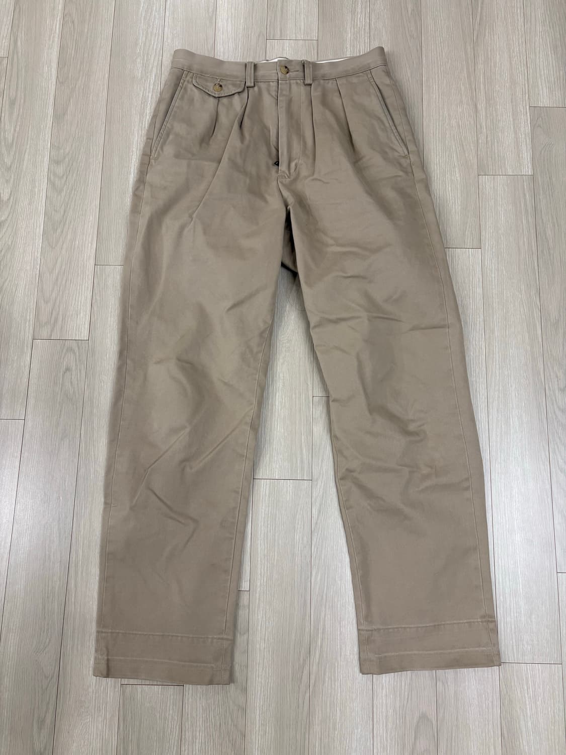 폴로 휘트먼 릴렉스핏 플리츠 치노 팬츠 - 베이지 판매 상품이미지1