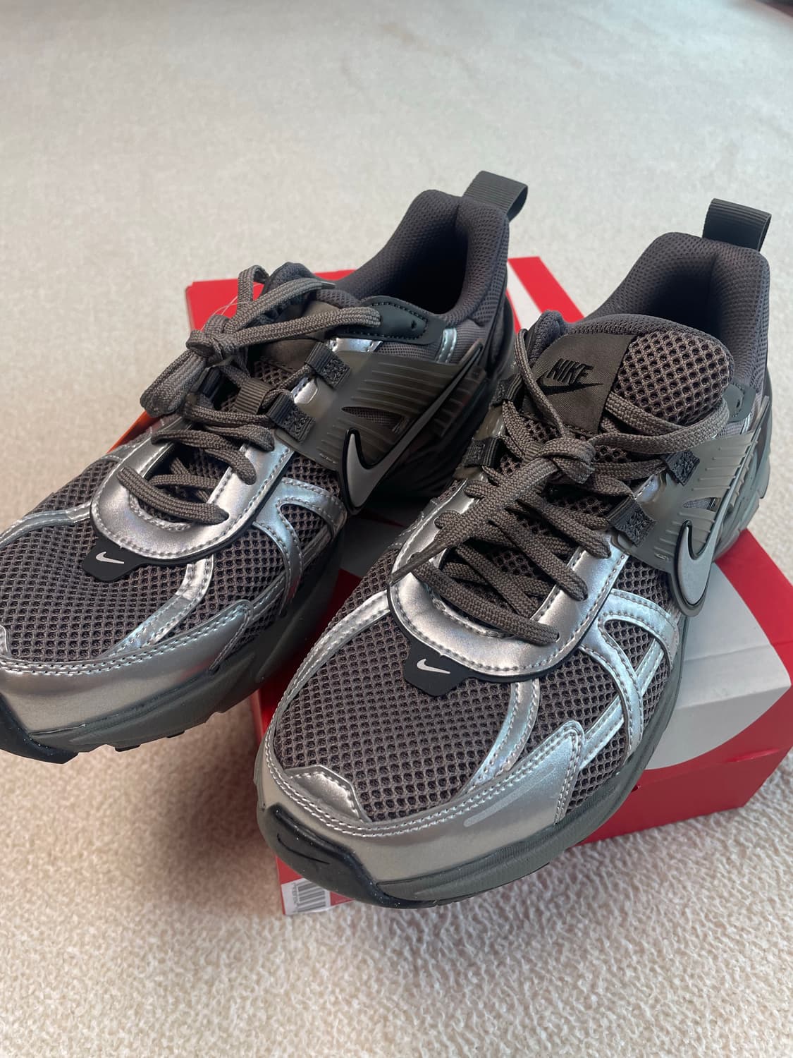 나이키 V2K 런 운동화 케이브 스톤/메탈릭 실버 275 상품이미지5