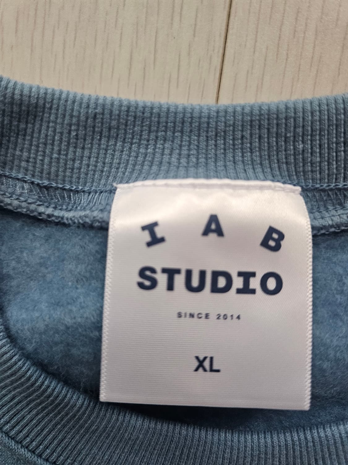 새상품 아이앱스튜디오 크루넥 맨투맨 스카이블루 XL 상품이미지3