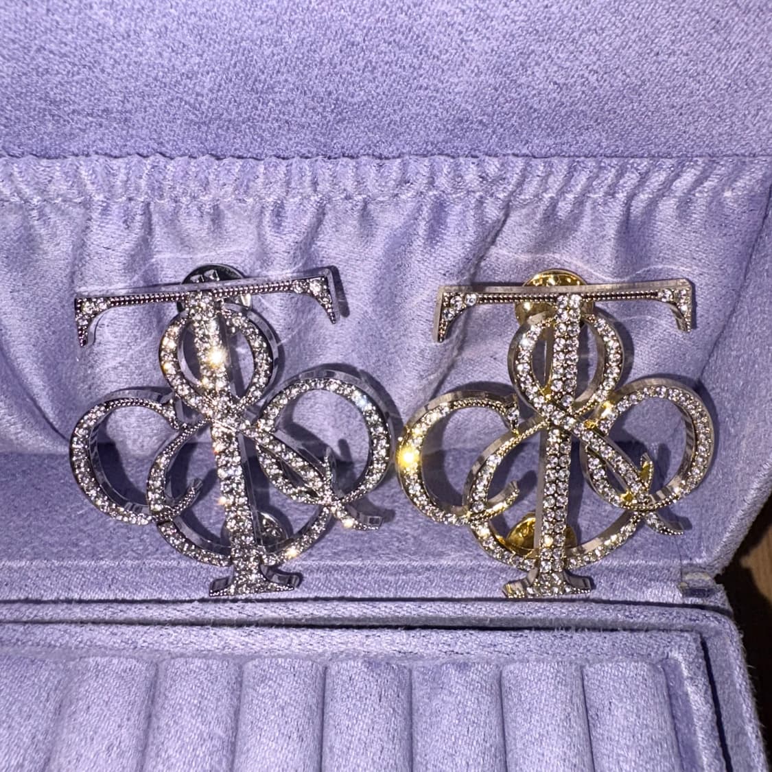 골드톤 큐빅 이니셜 브로치✨ 상품이미지2