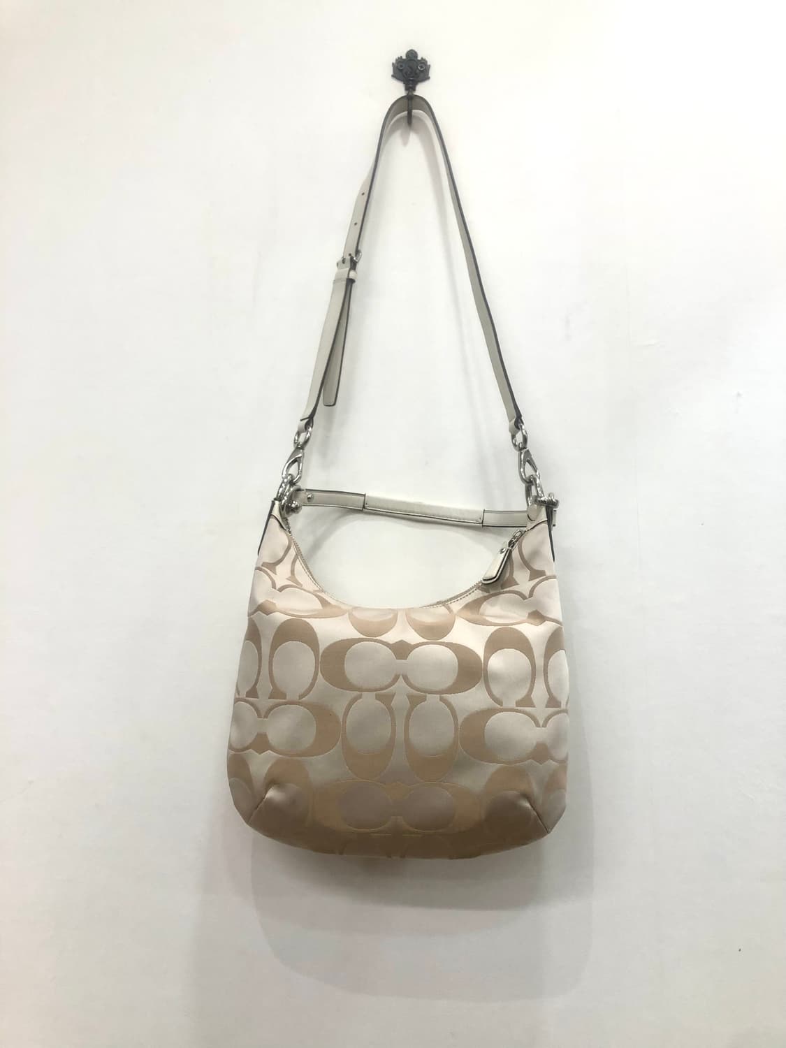 COACH white beige signature hobo bag 상품이미지5