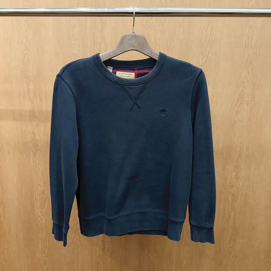 버버리 코튼 긴팔 맨투맨 클래식 톤온톤 로고 패치 스티치 디테일 블랙 상품이미지2