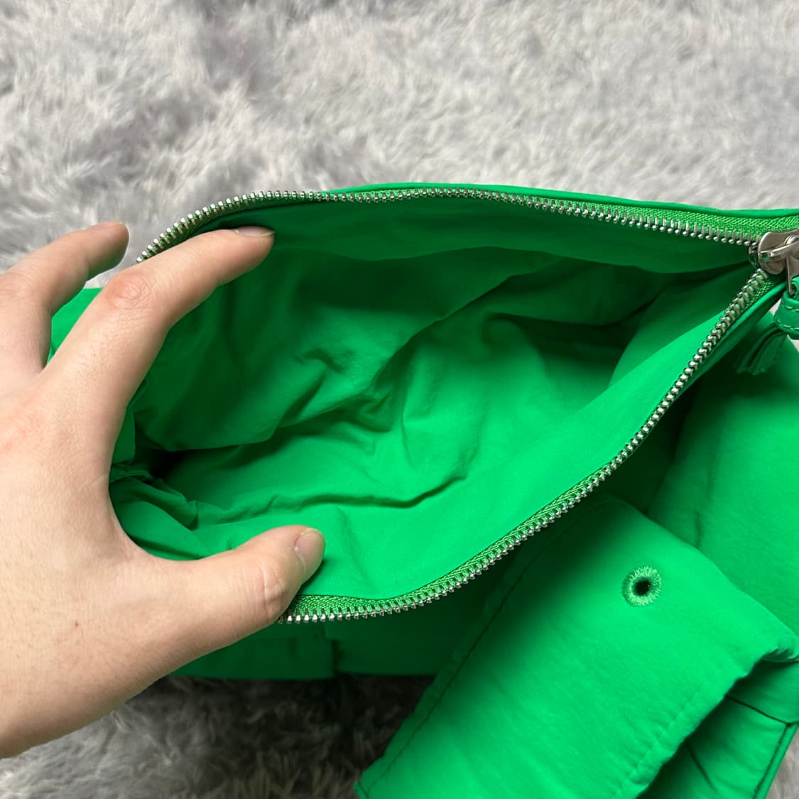 [정품 OS] 보테가베네타 패딩 카세트백 그린 상품이미지7