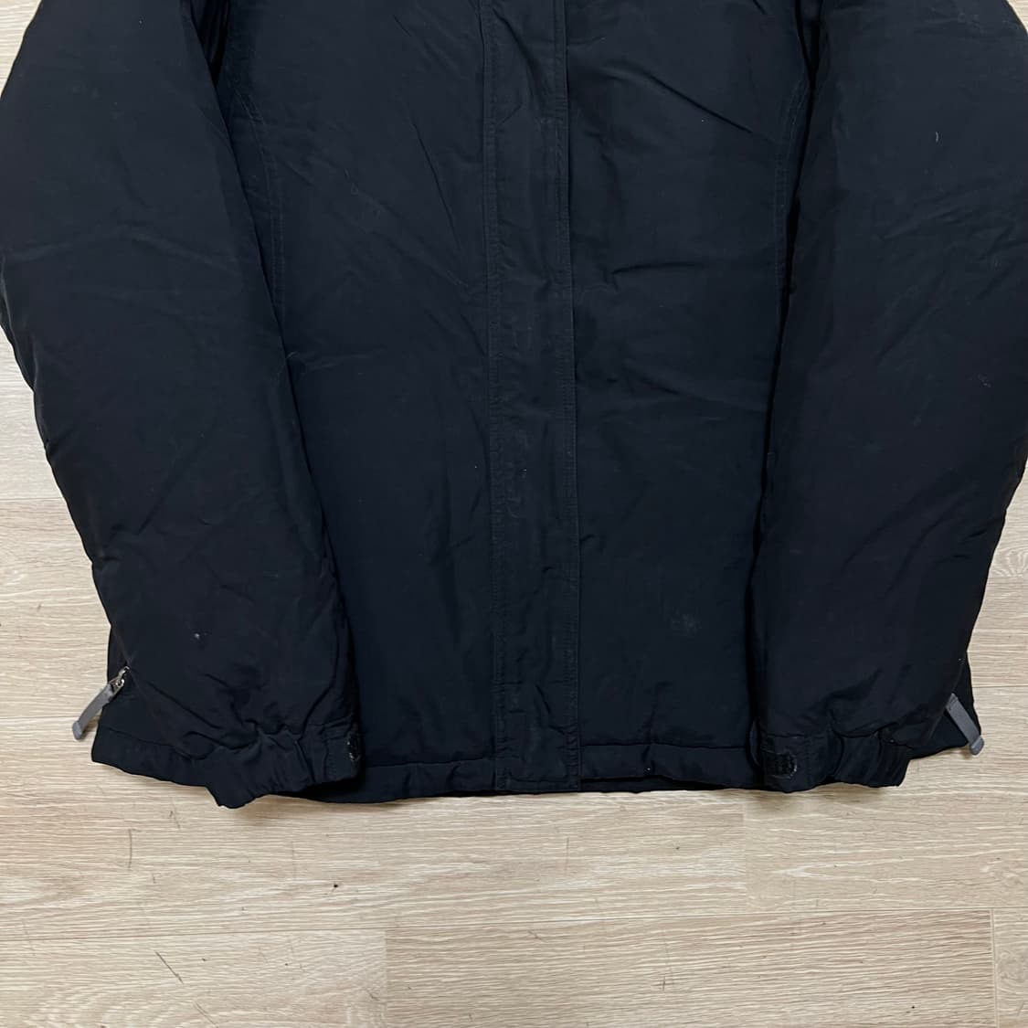 노스페이스 여성 구스다운 자수 로고 후드 패딩 점퍼 [블랙] L/90 상품이미지3