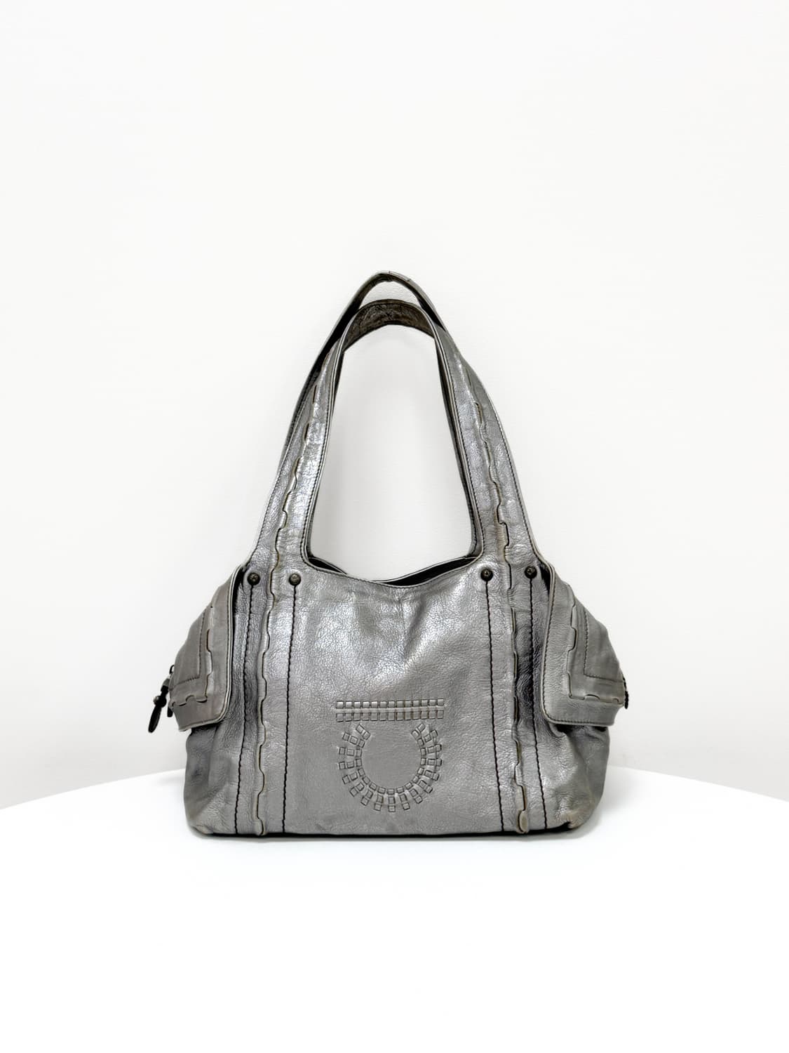 페라가모 메탈릭 레더 간치니 스티치 숄더백 상품이미지4