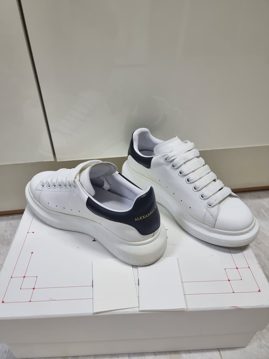 알렉산더맥퀸 오버솔 스니커즈 블랙 화이트 39사이즈 상품이미지5