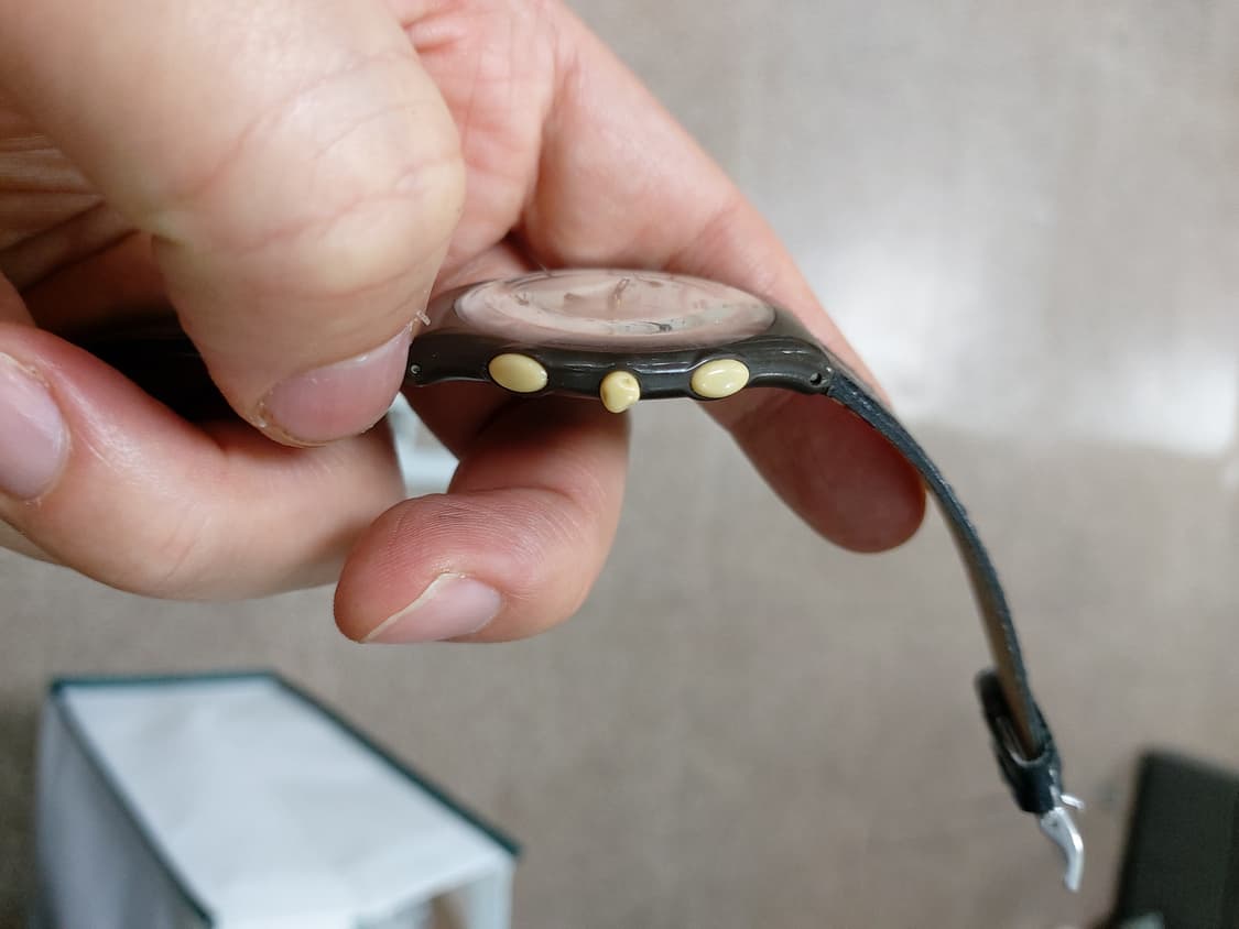 블랙 색상의 스와치 크로노그래프 가죽 시계 상품이미지2