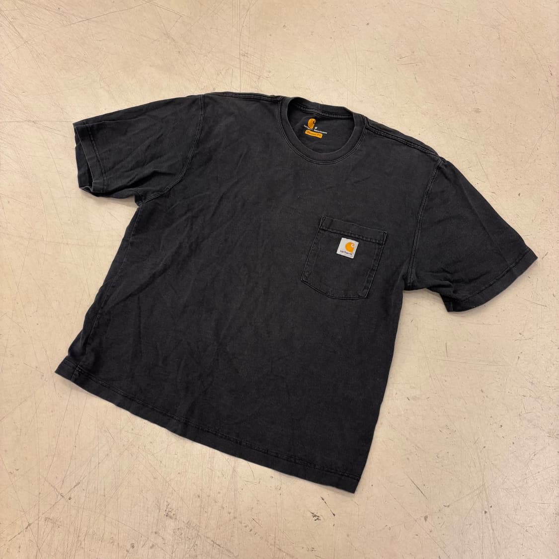 칼하트 포켓로고 블랙 반팔티 상품이미지1