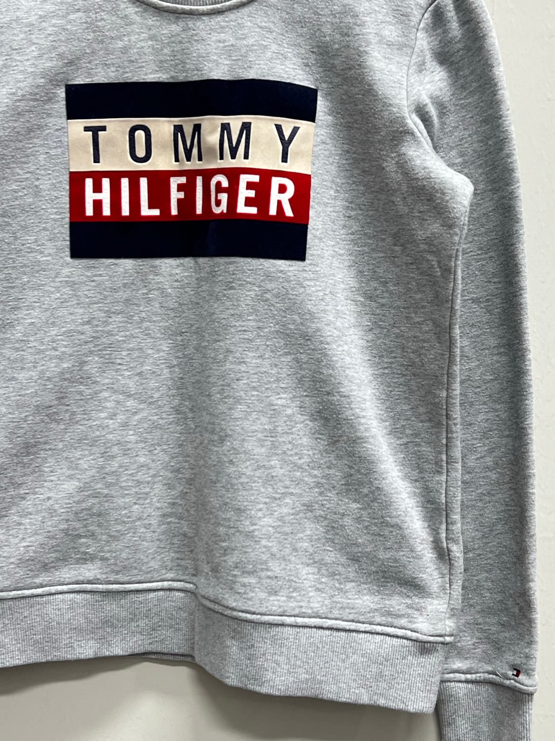 타미힐피거 우먼스 벨벳 빅로고 맨투맨 그레이 상품이미지3