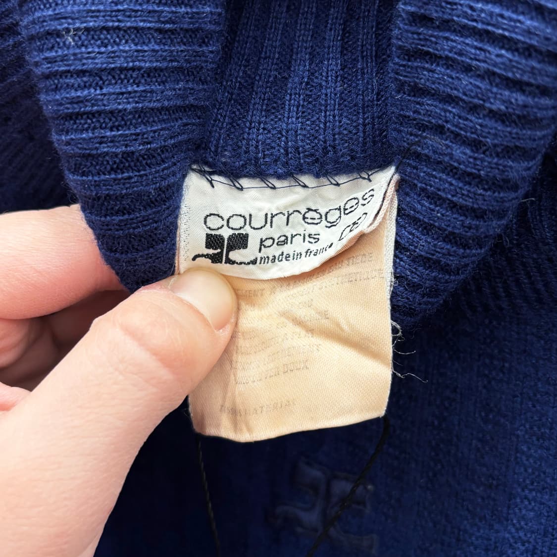 꾸레쥬 터틀넥 긴팔 니트 클래식 미니멀 잔골지 로고 자수 디테일 블루 상품이미지7