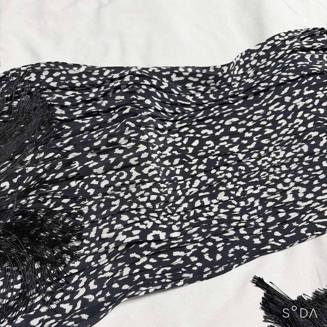 생로랑 블랙 프린트 태슬 스카프 상품이미지4